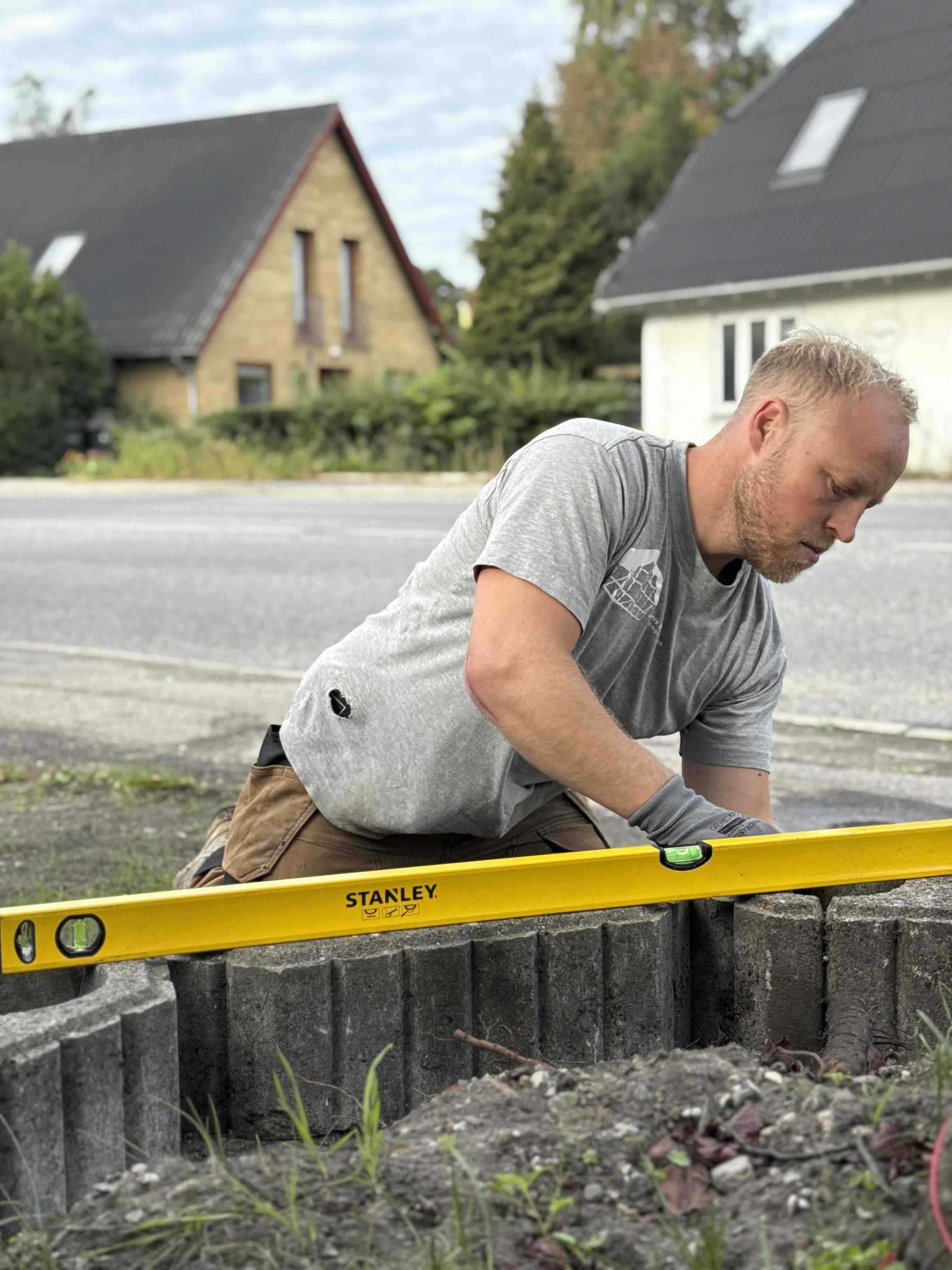 Benjamin fra Bents Byg i gang med tømrerarbejde